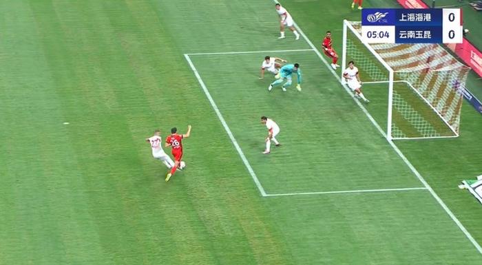 加布里埃尔失点！刘若钒造点 加布里埃尔点球踢飞，海港仍0-0玉昆