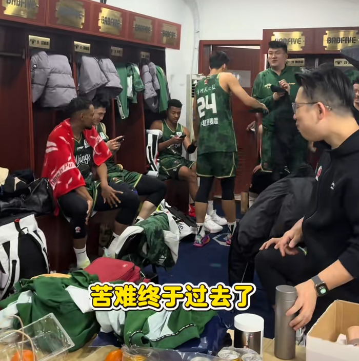 胜深圳更衣室！全员兴奋氛围极佳，汉兹领奖发懵，王世龙得金链子|南京同曦|邬挺嘉|郭昊文|比赛|团队性_新浪体育_新浪新闻