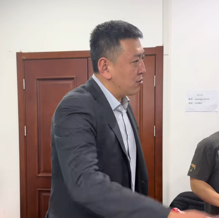 胜深圳更衣室！全员兴奋氛围极佳，汉兹领奖发懵，王世龙得金链子|南京同曦|邬挺嘉|郭昊文|比赛|团队性_新浪体育_新浪新闻