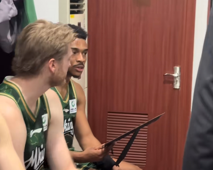 胜深圳更衣室！全员兴奋氛围极佳，汉兹领奖发懵，王世龙得金链子|南京同曦|邬挺嘉|郭昊文|比赛|团队性_新浪体育_新浪新闻