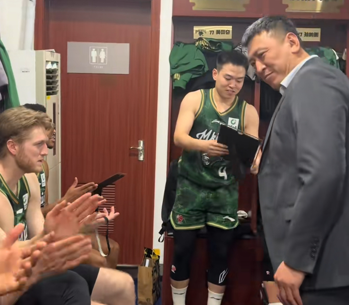 胜深圳更衣室！全员兴奋氛围极佳，汉兹领奖发懵，王世龙得金链子|南京同曦|邬挺嘉|郭昊文|比赛|团队性_新浪体育_新浪新闻