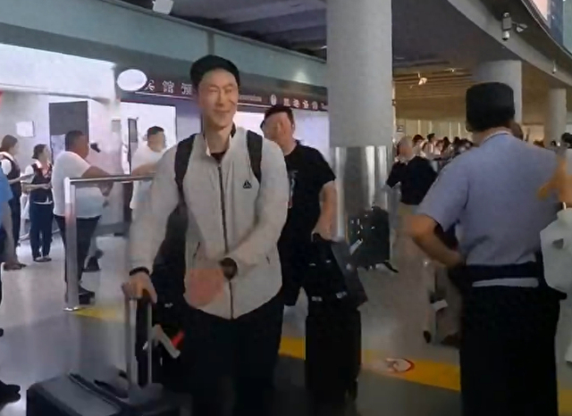 多多28下载-国乒落地北京全队洋溢笑容！梁靖崑两儿子接机 王楚钦仍一脸疲惫|梁靖昆|王励勤|男团|决赛|女团_新浪体育_新浪新闻
