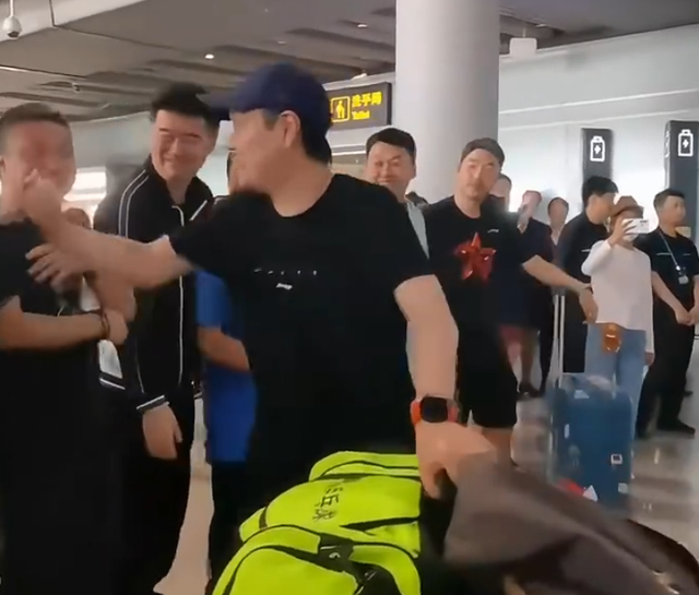 多多28下载-国乒落地北京全队洋溢笑容！梁靖崑两儿子接机 王楚钦仍一脸疲惫|梁靖昆|王励勤|男团|决赛|女团_新浪体育_新浪新闻